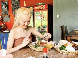 Hyoyeon SNSD Liburan di Bali, Nikmati Kelapa Muda hingga Ayam Bakar