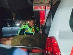 Tegang! Icih Melahirkan Saat Arus Balik Lebaran di Tol Cipali