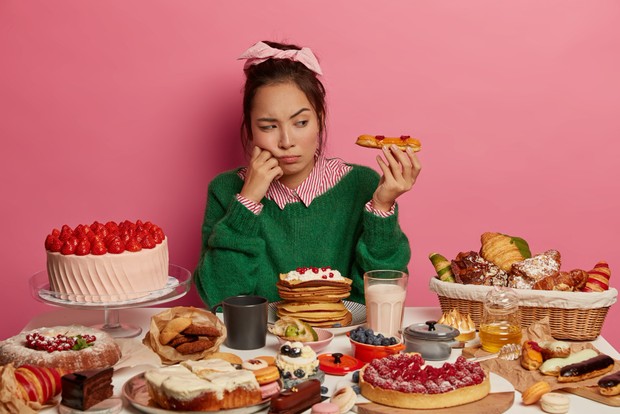 Ilustrasi makan-makanan tidak sehat/Foto: Freepik/ wayhomestudio