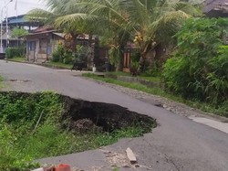 Jalan Akses ke TPA Peh Jembrana Rusak Parah 5 Bulan, Kini Nyaris Putus