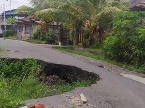 Jalan Akses ke TPA Peh Jembrana Rusak Parah 5 Bulan, Kini Nyaris Putus Jalan Akses ke TPA Peh Jembrana Rusak Parah 5 Bulan, Kini Nyaris Putus