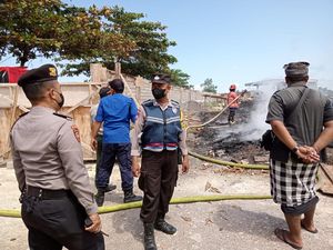 Kayu Bekas Cor-coran Rumah Pribadi Dekat Pantai Padanggalak Terbakar Kayu Bekas Cor-coran Rumah Pribadi Dekat Pantai Padanggalak Terbakar