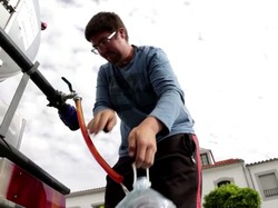 Potret Warga Spanyol Minum dari Truk Imbas Kekeringan