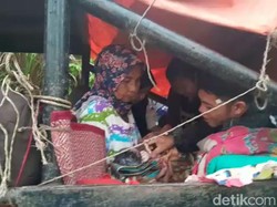 Miris! Ibu di Merangin Terpaksa Melahirkan di Tengah Jalan Rusak