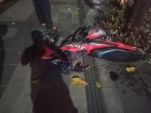 Pemotor Tewas Usai Tabrak hingga Hantam Bola Pedestrian Surabaya