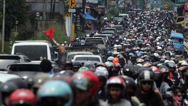 Libur Hari Buruh, Jalan Raya Puncak Padat Merayap