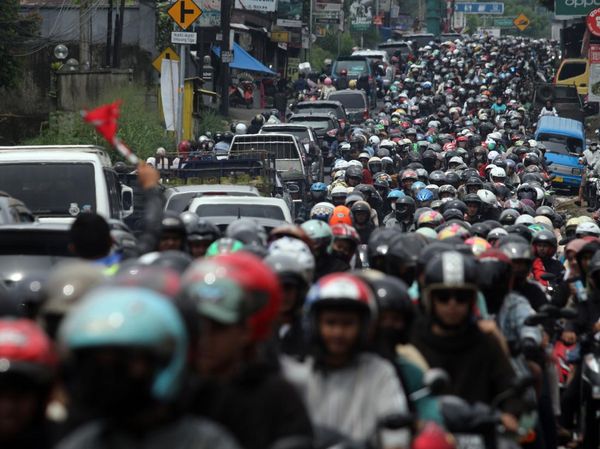 Libur Hari Buruh, Jalan Raya Puncak Padat Merayap
