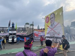 Massa Buruh di DPR Bakar Spanduk Raksasa Bergambar Firli Bahuri