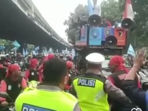 Polisi Halau Massa Buruh yang Maksa Masuk Tol di Rawamangun Polisi Halau Massa Buruh yang Maksa Masuk Tol di Rawamangun