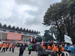 Massa Buruh Mulai Padati Istora, Bentangkan Spanduk Cabut UU Ciptaker