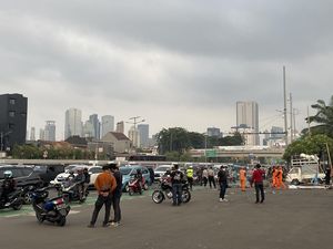 Massa Buruh di Depan DPR Bubar, Jalan Gatot Subroto Arah Slipi Dibuka Lagi