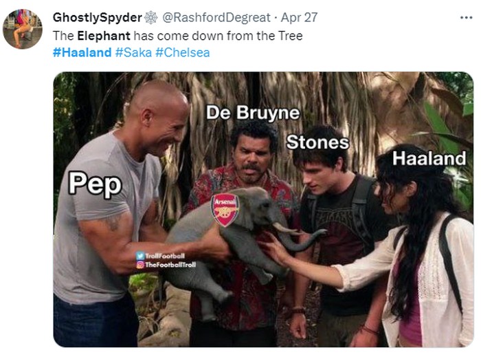 Meme Arsenal Meme kocak Arsenal disama-samakan dengan gajah yang jatuh dari puncak pohon.