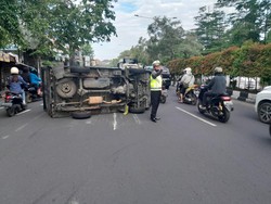 Terobos Lampu Merah-Tabrak Motor, Mobil Boks Terguling