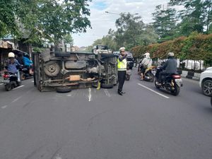 Terobos Lampu Merah-Tabrak Motor, Mobil Boks Terguling Terobos Lampu Merah-Tabrak Motor, Mobil Boks Terguling