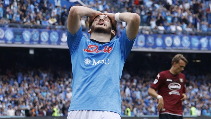 NAPLES, ITALY - APRIL 30: Khvicha Kvaratskhelia of SSC Napoli looks dejected during the Serie A match between SSC Napoli and Salernitana at Stadio Diego Armando Maradona on April 30, 2023 in Naples, Italy. (Photo by Matteo Ciambelli/DeFodi Images via Getty Images)