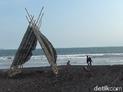 Wisatawan Pantai Drajid Lumajang Tewas Tersambar Petir