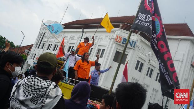 Sekelompok massa yang tergabung dalam Majelis Pekerja Buruh Indonesia (MPBI) DIY melakukan long march dan aksi unjuk rasa memperingati Hari Buruh atau May Day di Kota Yogyakarta, Senin (1/5).