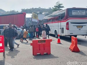 Berebut Bus hingga Dihibur Band di Akhir Libur Panjang Berebut Bus hingga Dihibur Band di Akhir Libur Panjang