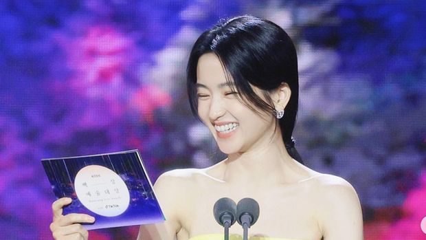 Penampilan Kim Tae Ri di Baeksang Awards 2023.