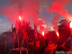 Buruh Nyalakan Flare Saat Sampaikan Tuntutan ke Kantor Gubernur Jatim