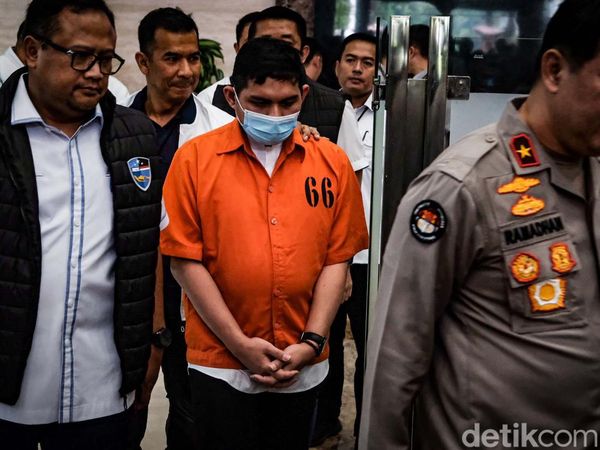 Potret Andi Pangerang Berbaju Tahanan Polisi