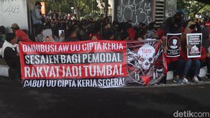 Potret Buruh di Bandung Perjuangkan Kesejahteraan