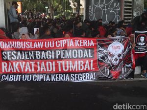 Potret Buruh di Bandung Perjuangkan Kesejahteraan