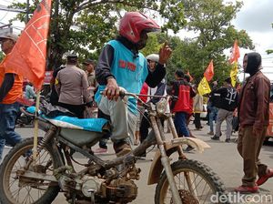 Motor Tempur Petani Mejeng di Antara Riuh Aksi Buruh Indramayu Motor Tempur Petani Mejeng di Antara Riuh Aksi Buruh Indramayu