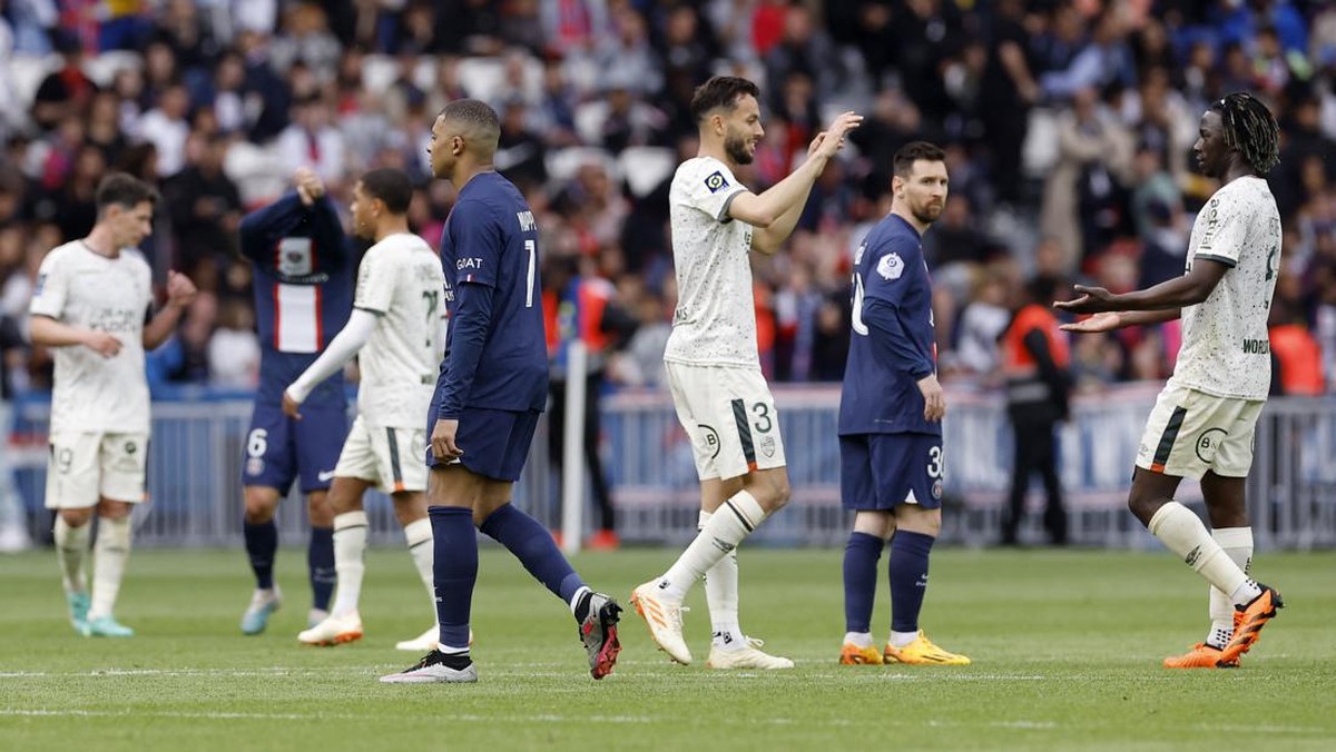 PSG dikalahkan Lorient 1-3 di kandang sendiri. (Foto: REUTERS/CHRISTIAN HARTMANN)