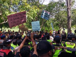 Aksi AMP di Denpasar Ricuh, Aparat Pukul Mundur Massa