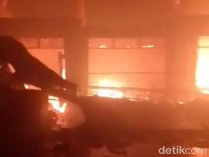 24 Kios Elektronik Hangus dalam Kebakaran di Pasar Cineam Tasikmalaya 24 Kios Elektronik Hangus dalam Kebakaran di Pasar Cineam Tasikmalaya