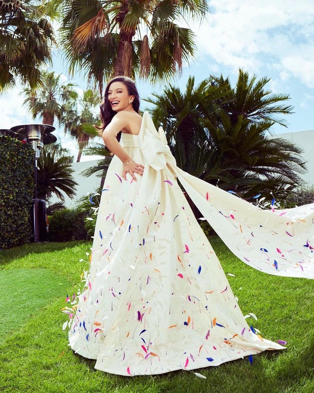 Raline Shah dengan gaun putih berpita besar di belakang/Sumber: IG @ralineshah