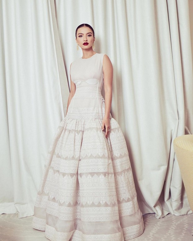 Raline Shah dengan gaun putih saat Festival Film Cannes 2022/Sumber: IG @ralineshah