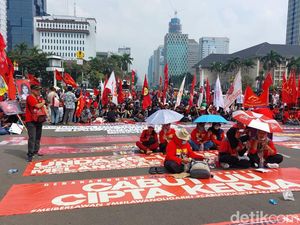 Massa Buruh Sebagian Pindah ke Istora, Ada Bertahan di Patung Kuda