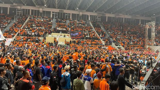 Serikat buruh merayakan May Day Fiesta di Stadion Istora Senayan, Jakarta Pusat. Tampak massa buruh memenuhi Istora. (Silvia Ng/detikcom)