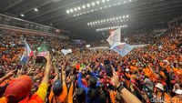 Potret Massa Buruh Padati Istora di May Day Fiesta