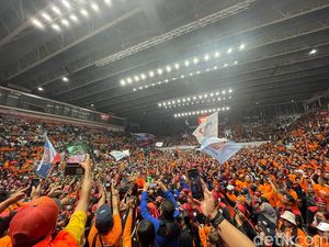 Potret Massa Buruh Padati Istora di May Day Fiesta