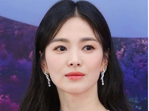 Adu Mewah Perhiasan 4 Artis Korea, Song Hye Kyo Pakai Anting Rp 1,3 M Adu Mewah Perhiasan 4 Artis Korea, Song Hye Kyo Pakai Anting Rp 1,3 M