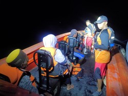 Terombang-ambing di Laut, 5 Penumpang Kapal Dievakuasi dalam Kondisi Lemas