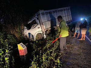 Truk Sound System Tabrak Tebing di Malang Angkut 10 Orang, 2 Tewas-8 Luka Truk Sound System Tabrak Tebing di Malang Angkut 10 Orang, 2 Tewas-8 Luka