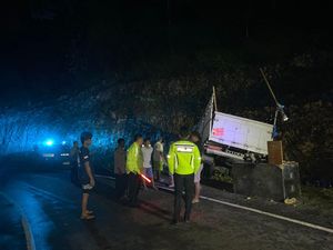 Petaka Tewaskan 2 Orang di Malang gegara Truk Sound System Tabrak Tebing Petaka Tewaskan 2 Orang di Malang gegara Truk Sound System Tabrak Tebing