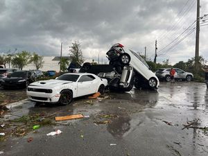 Dampak Tornado Florida: Mobil Tumpang-Tindih, Pohon Tercabut dari Akar