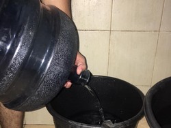 Air PDAM Mati dari Pagi, Warga Medan Terpaksa Mandi Pakai Air Isi Ulang