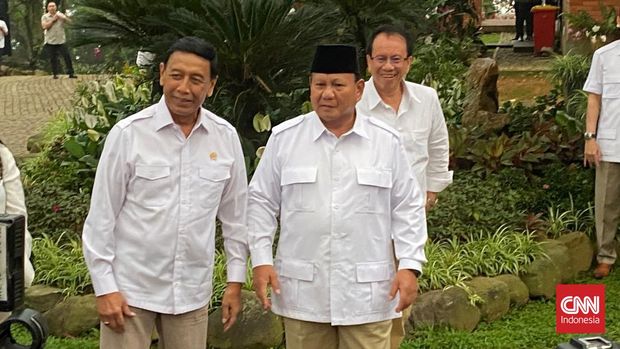 Mantan Ketua Umum Partai Hanura Wiranto saat berbincang dengan Ketua Umum Partai Gerindra Prabowo Subianto di Hambalang, Bogor, Senin (1/5).