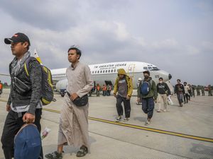 WNI yang Dievakuasi dari Sudan Tiba di Jakarta