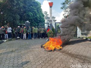 Aksi Mahasiswa Bakar Ban Tuntut Perbaikan Pendidikan di Cimahi Aksi Mahasiswa Bakar Ban Tuntut Perbaikan Pendidikan di Cimahi