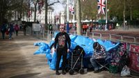 Aksi Fans Keluarga Kerajaan Berkemah Jelang Penobatan Raja Charles III
