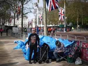 Aksi Fans Keluarga Kerajaan Berkemah Jelang Penobatan Raja Charles III