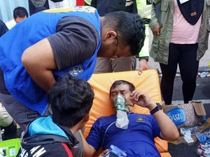 Cerita Petugas PMK Berjibaku Jinakkan Api Malang Plaza hingga Sempat Kolaps Cerita Petugas PMK Berjibaku Jinakkan Api Malang Plaza hingga Sempat Kolaps