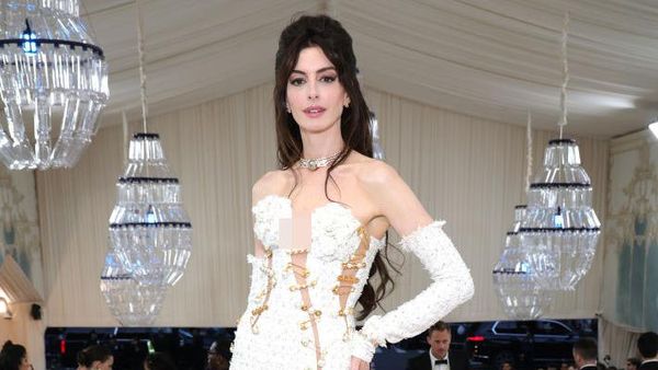8 Gaya Anne Hathaway Pakai Gaun Peniti, Cantiknya Memukau di Met Gala 2023